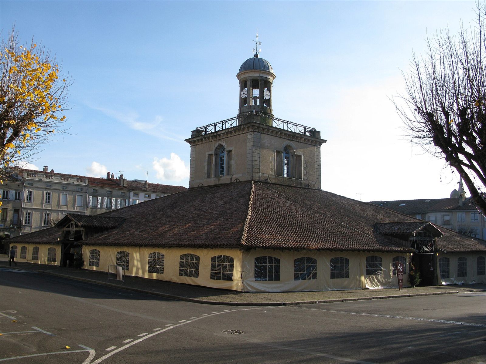 La halle de Revel surmont�e de son beffroi
