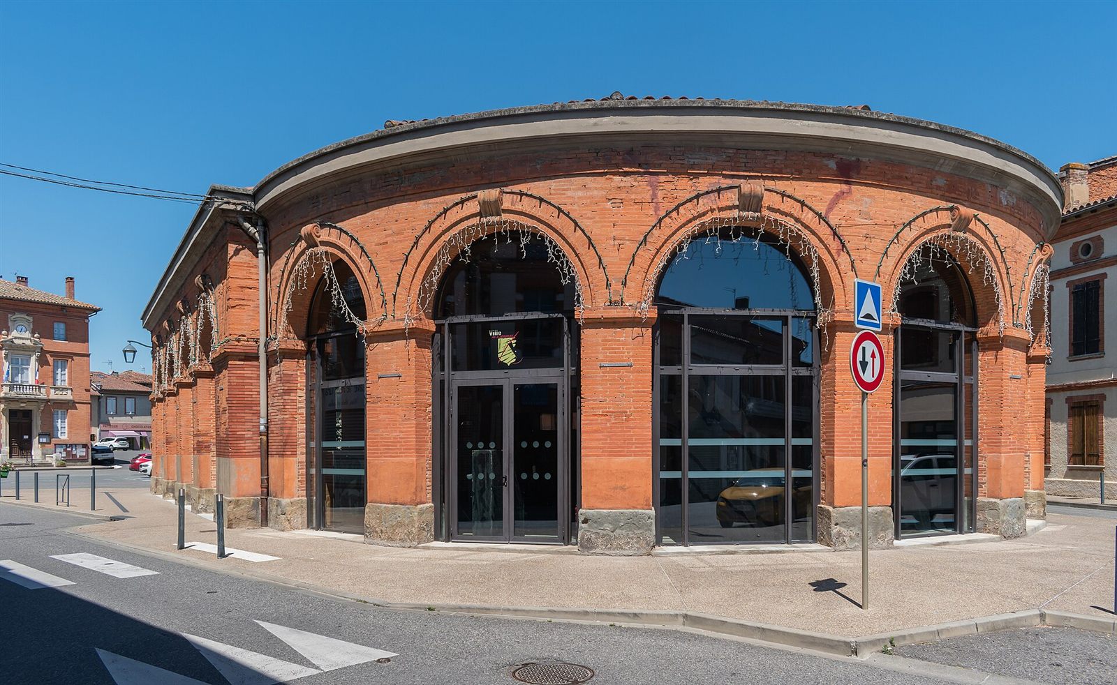 La halle en brique de Rieumes et ses grandes arcades