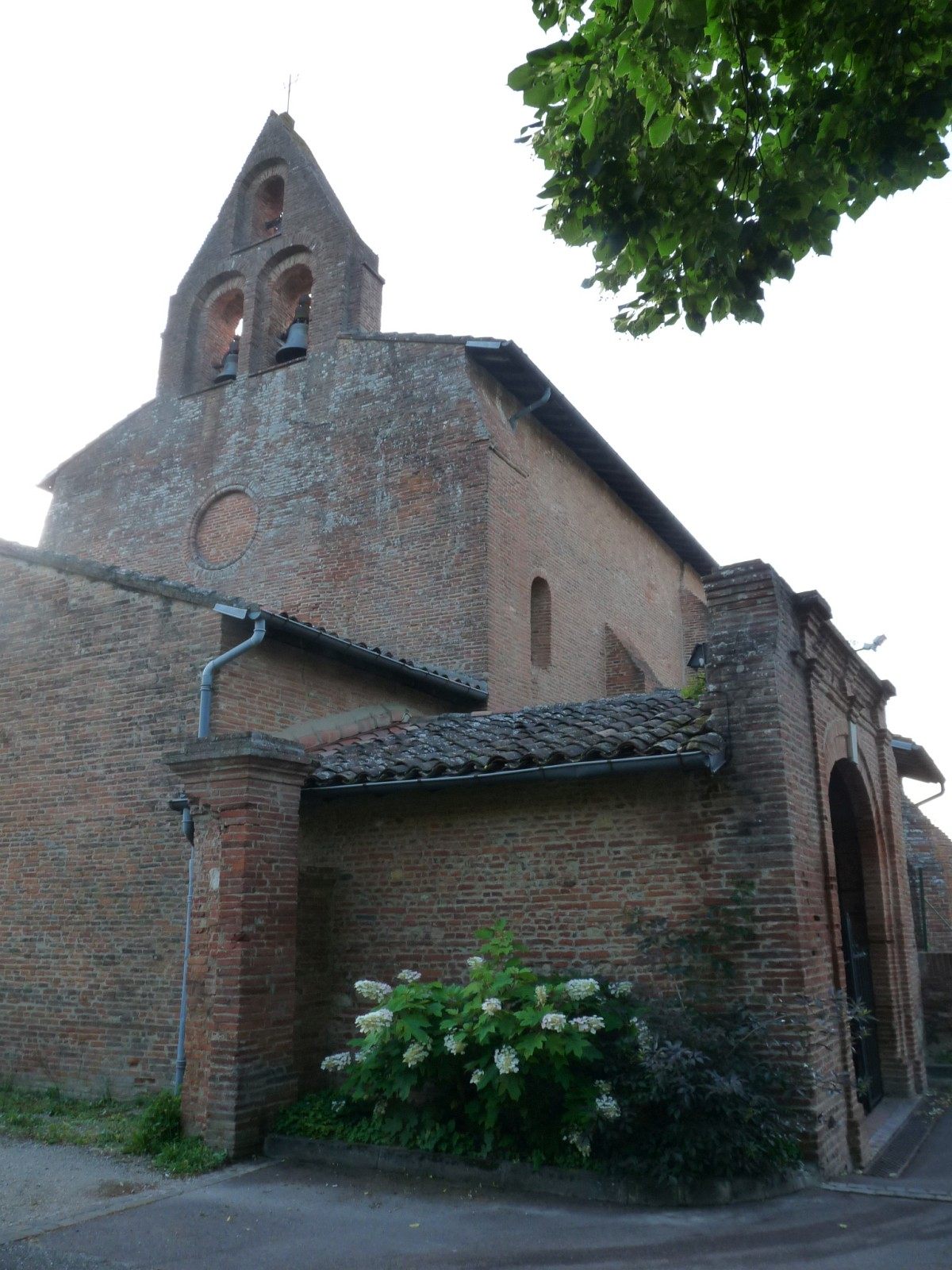 L'�glise en brique de Saint-Orens-de-Gameville et son clocher-mur