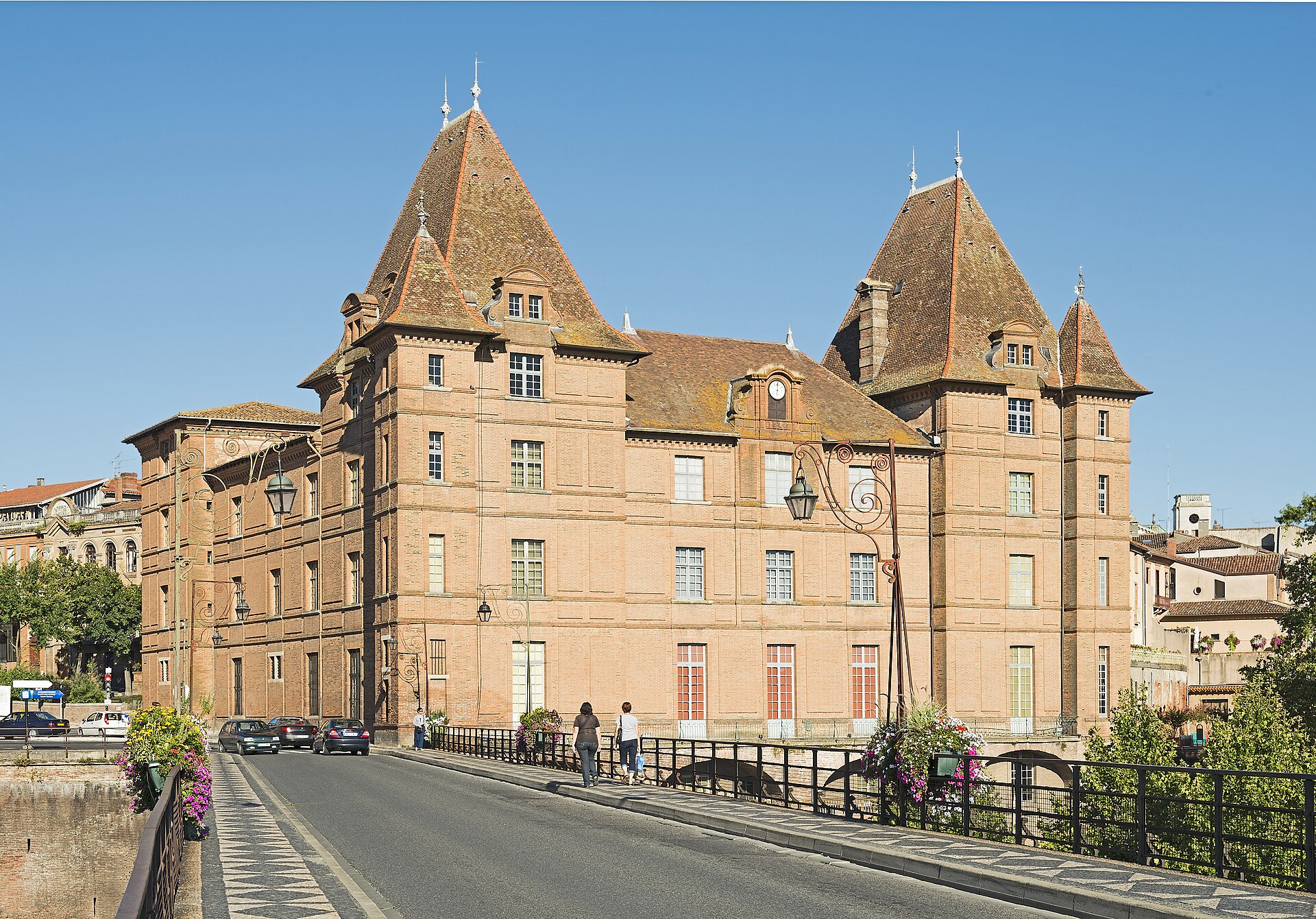 Le mus�e Ingres Bourdelle, en brique rose, au bord du Pont Vieux � Montauban