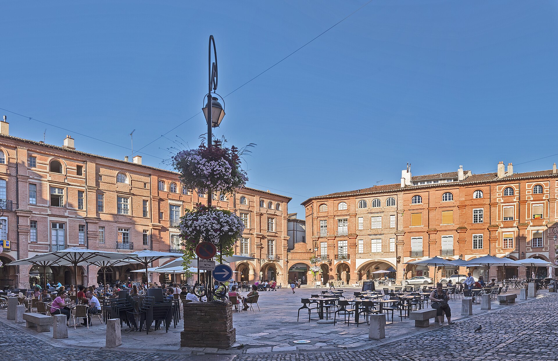 La place Nationale de Montauban, ses arcades et ses fa�ades de brique rose