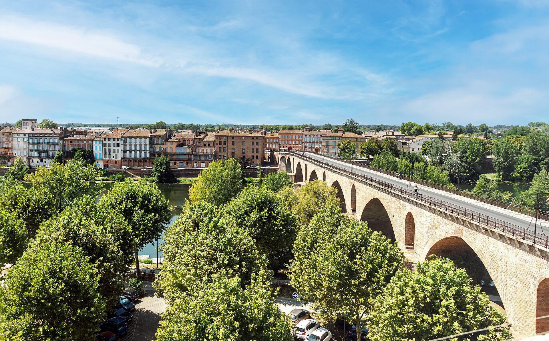 Le Pont Vieux de Montauban enjambant le Tarn, vu depuis le mus�e Ingres Bourdelle