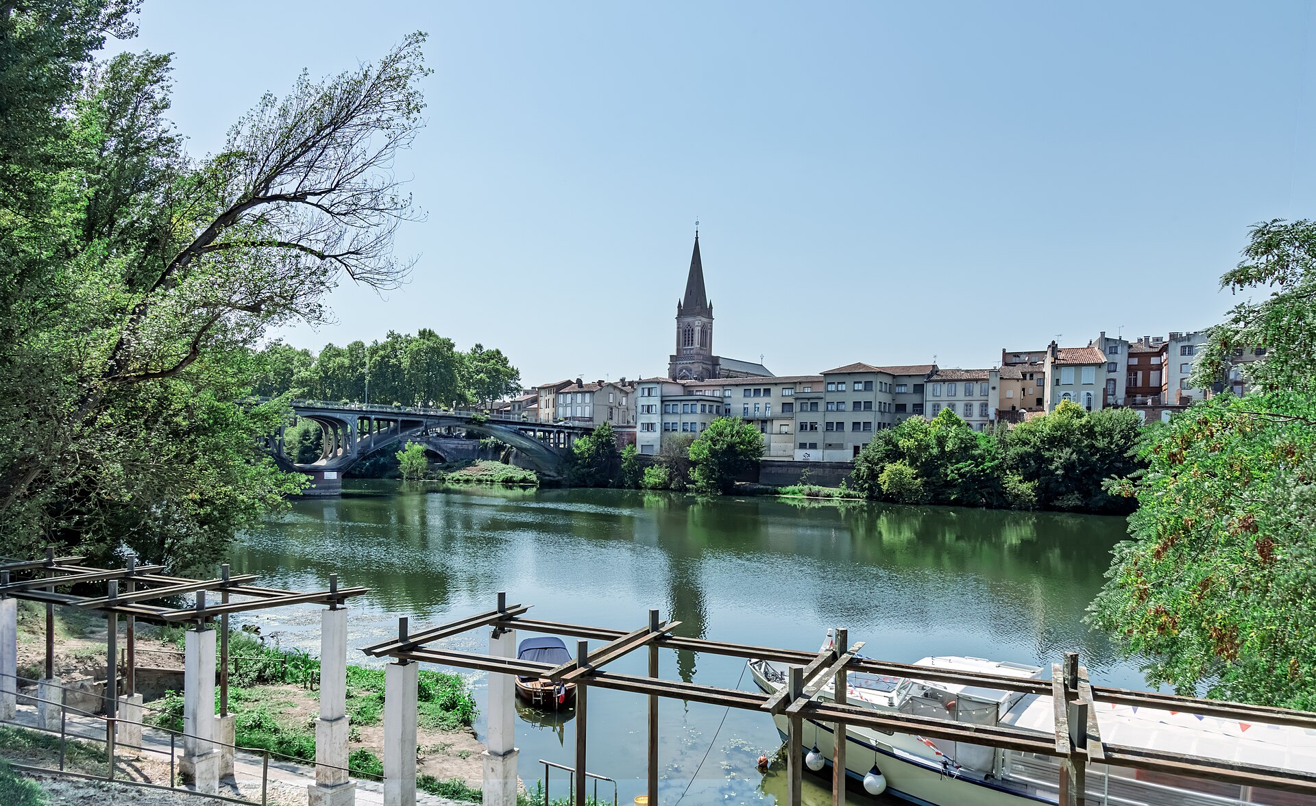 Le quartier de Villebourbon et le clocher de l'�glise Saint-Orens, au bord du Tarn � Montauban
